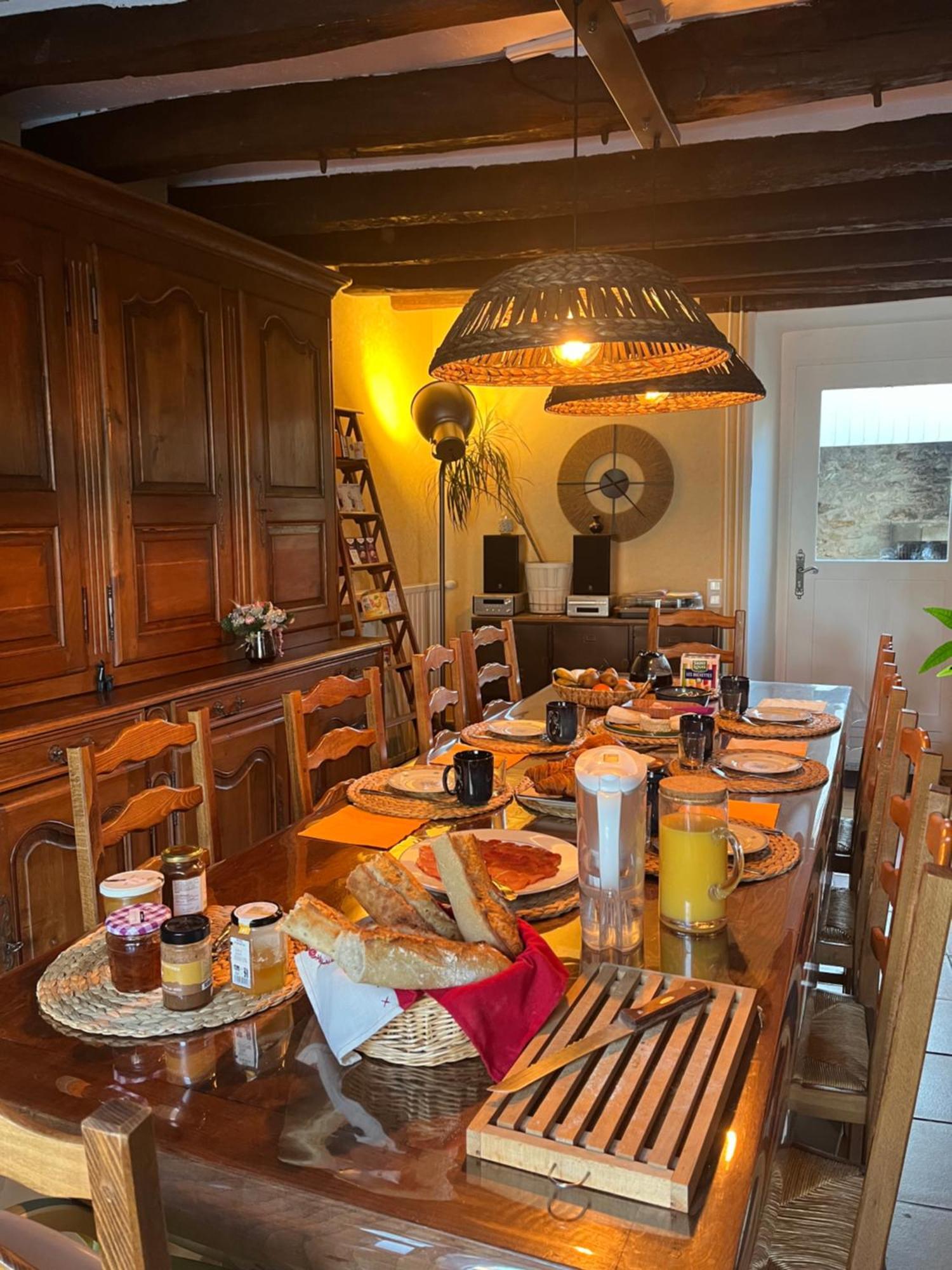 2 chambres dans maison de campagne avec piscine intérieure Lagery Exterior foto