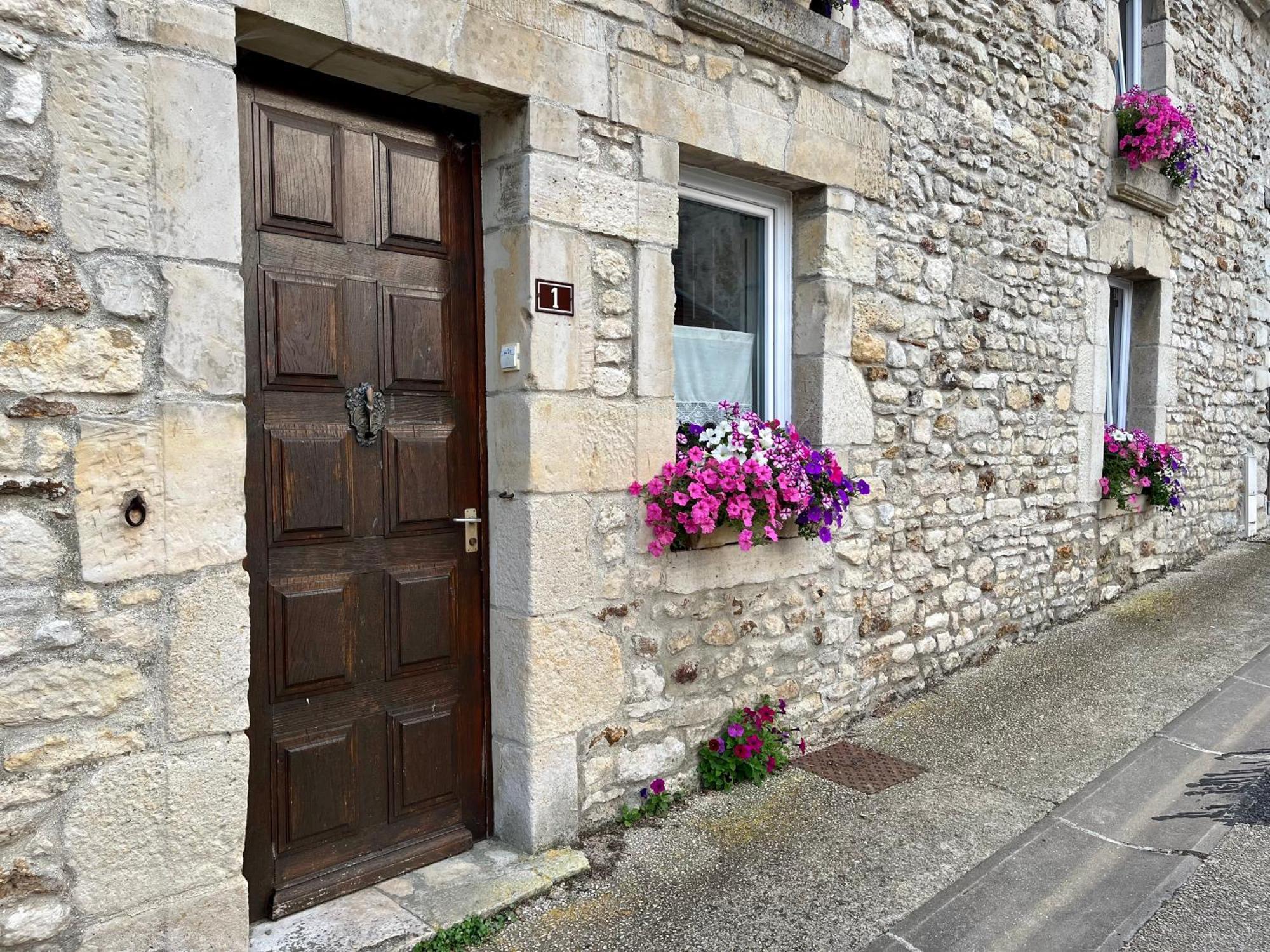 2 chambres dans maison de campagne avec piscine intérieure Lagery Exterior foto